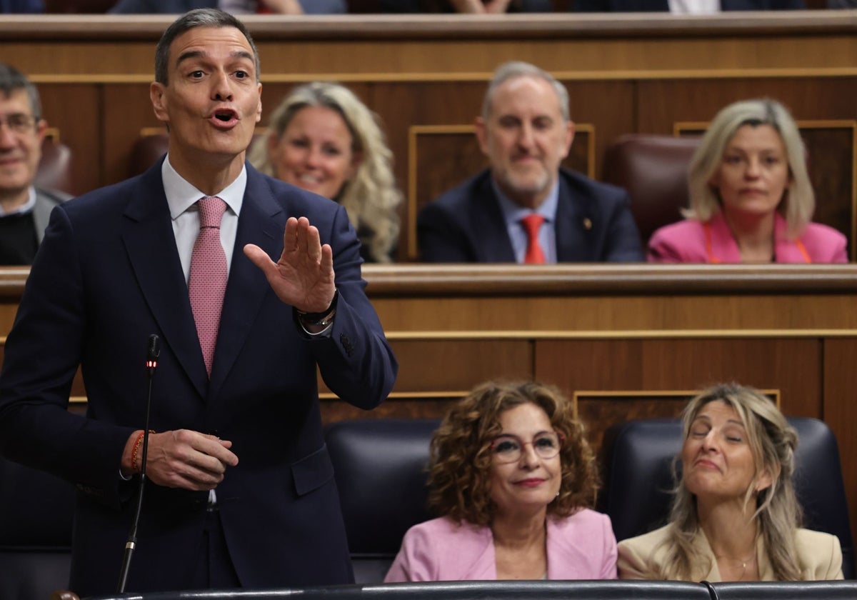 Pedro Sánchez, presidente del Gobierno, junto a las vicepresidentas María Jesús Montero y Yolanda Díaz