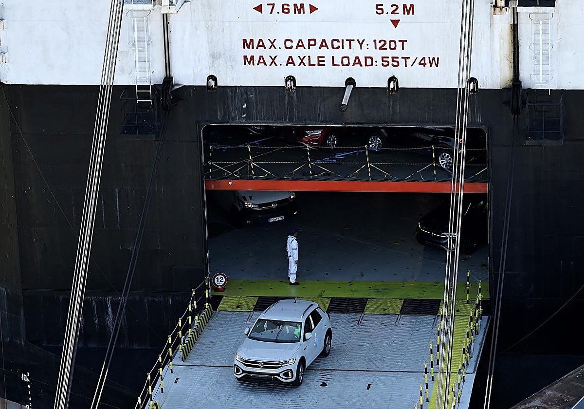 Descarga de automóviles de un buque de carga