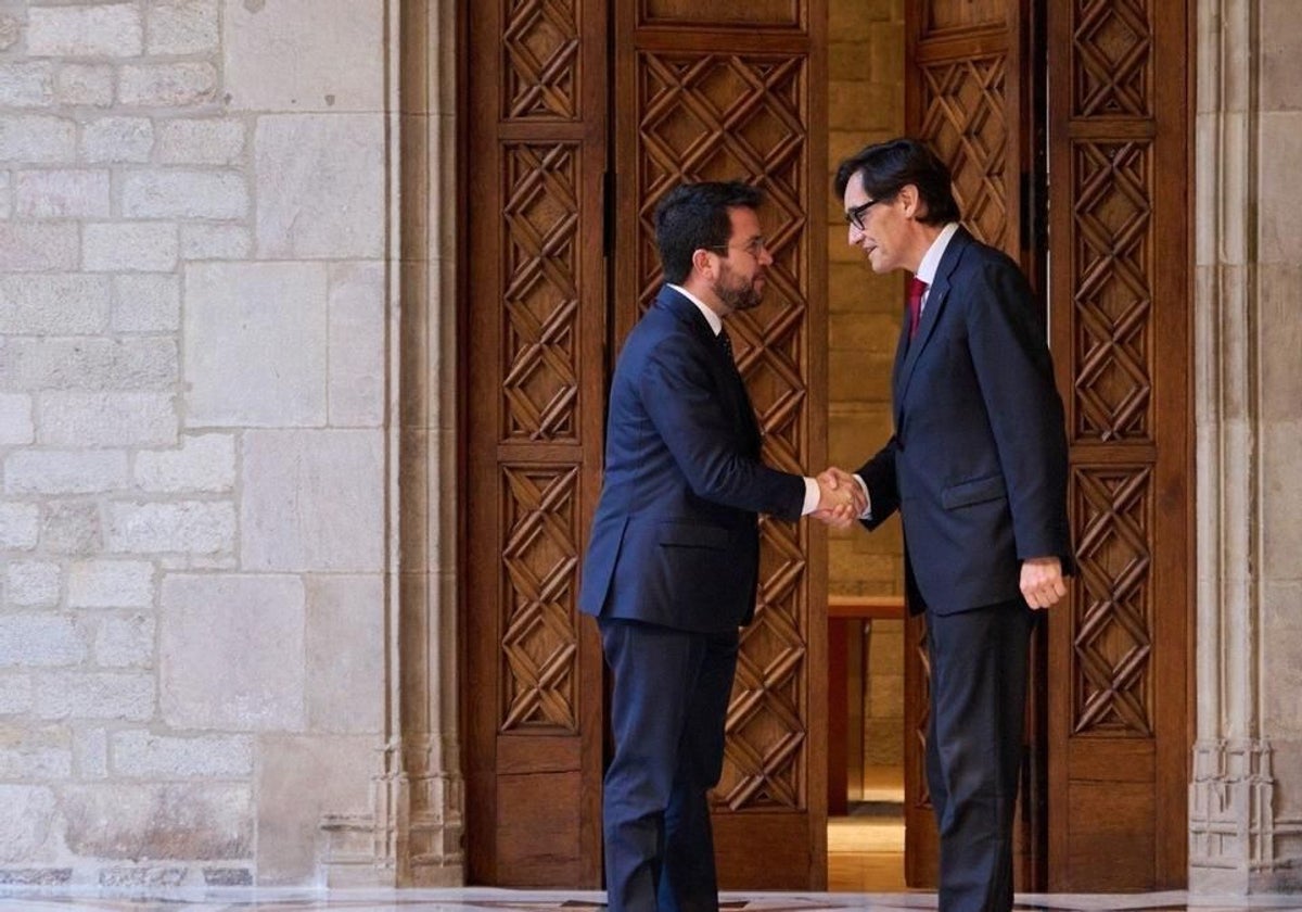 Salvador Illa y Pere Aragonés se saludan en el Palau de la Generalitat