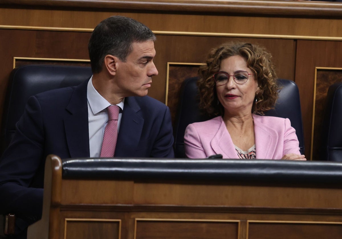 El presidente del Gobierno, Pedro Sánchez, y la vicepresidenta y ministra de Hacienda, María Jesús Montero