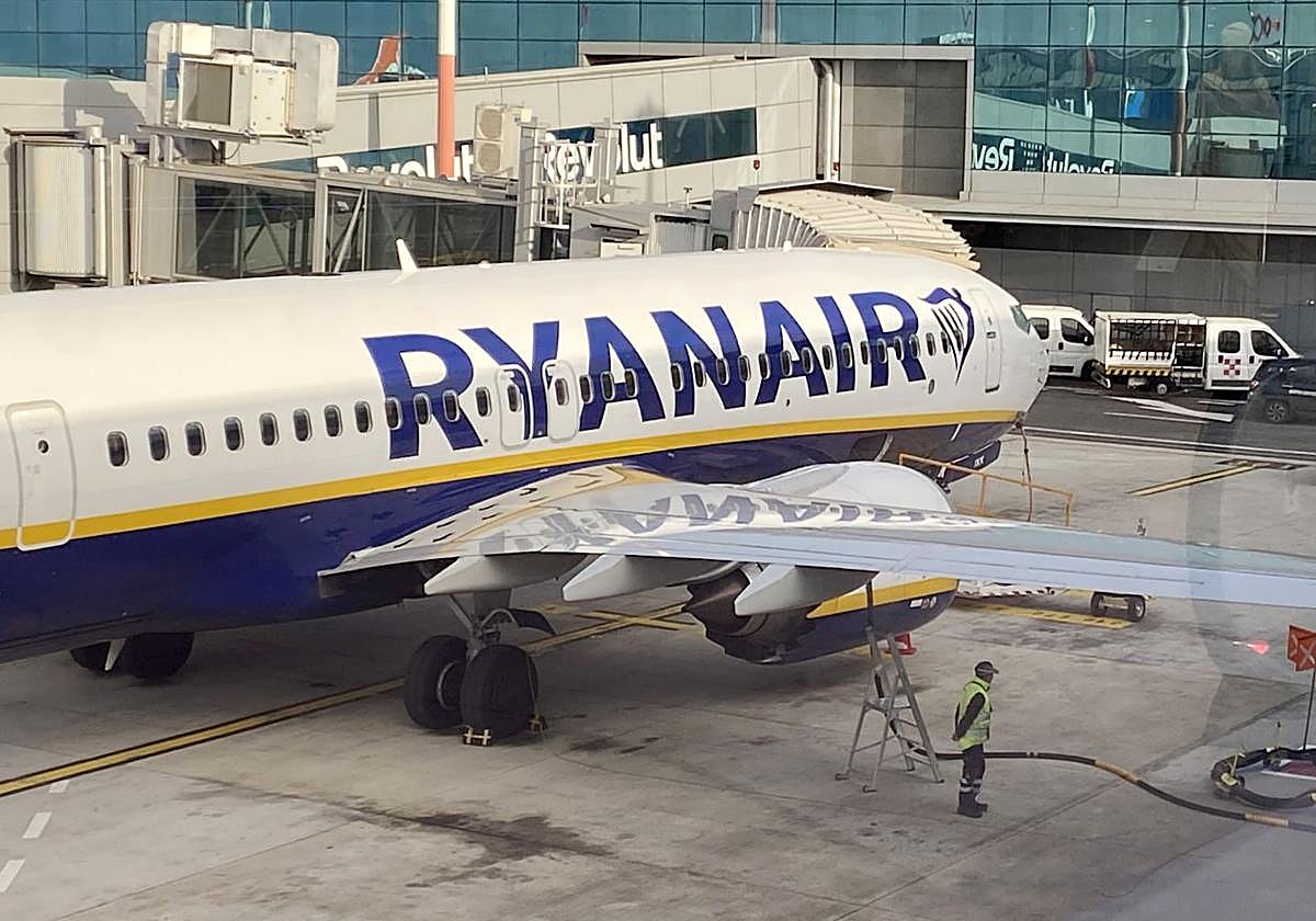 Un avión de Ryanair repostando en un aeropuerto