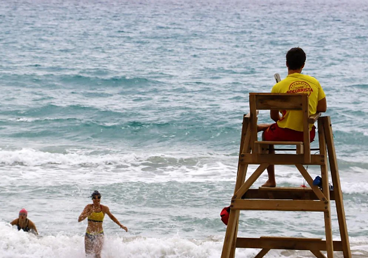 Socorrista de la empresa Proactiva en la Playa de San Juan de Alicante