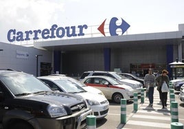 Carrefour se defiende del auge de Mercadona y los regionales con el anuncio de 100 aperturas en 2025