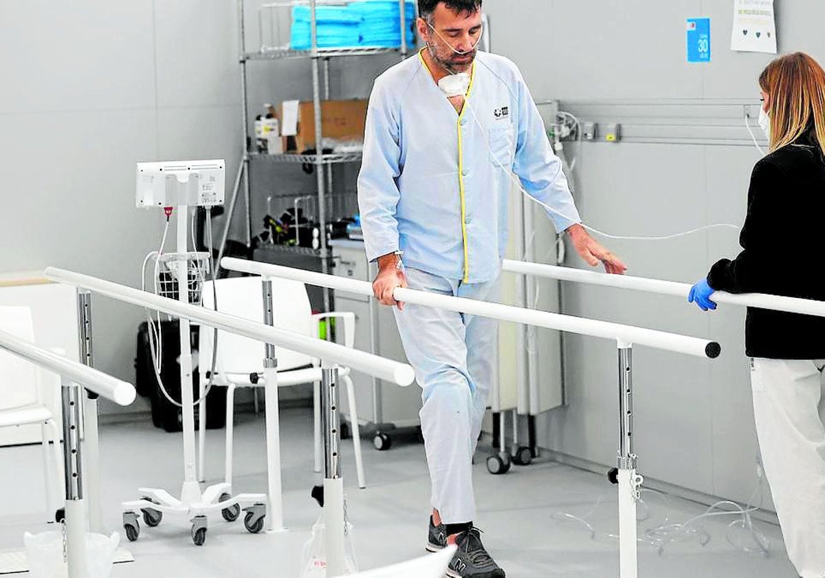 Paciente en rehabilitación en un hospital.