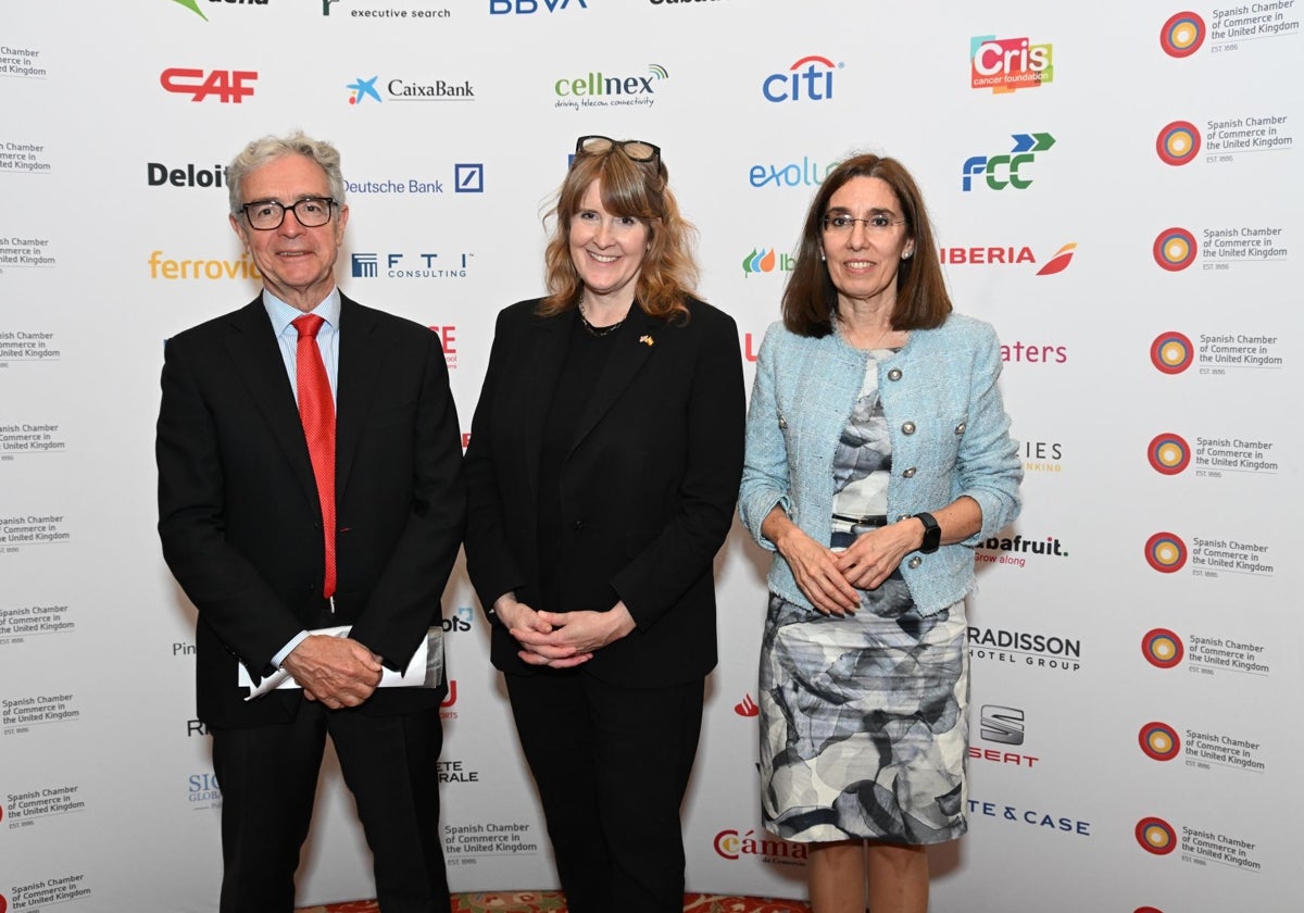 El embajador de España en el Reino Unido, José Pascual Marco, la ministra británica de Comercio, Sarah Jones y la vicepresidenta de la Cámara de Comercio, Mónica Fernández-Mejuto