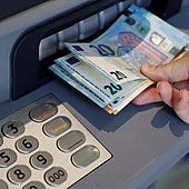 Cambios al sacar dinero en efectivo en los cajeros en España a partir de hoy: la norma europea que entra en vigor