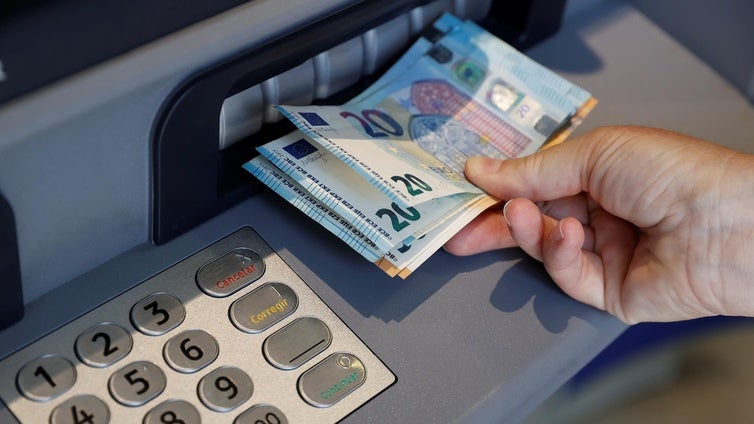 La norma europea que cambiará la forma de sacar dinero en efectivo en los cajeros de España: cuándo entra en vigor y qué cambia
