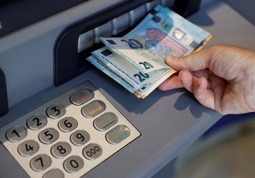 La norma europea que cambiará la forma de sacar dinero en efectivo en los cajeros de España: cuándo entra en vigor y qué cambia