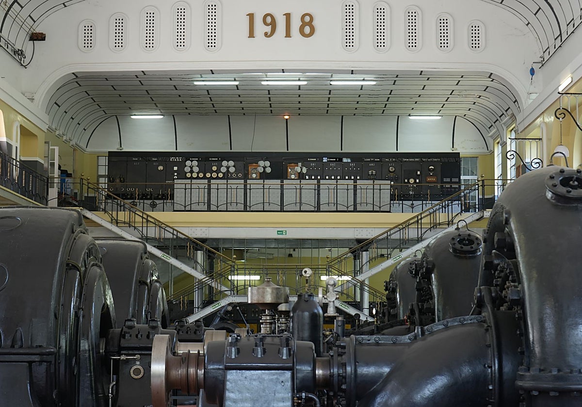 Sala de turbinas de la central hidroeléctrica de Seria. Fue construida entre 1912 y 1918. Hoy sigue operativa después de que fuera repotenciada a finales del siglo pasado. Es considerada uno de los 100 elementos del Patrimonio Industrial de España. Ha sido adquirida por Endesa