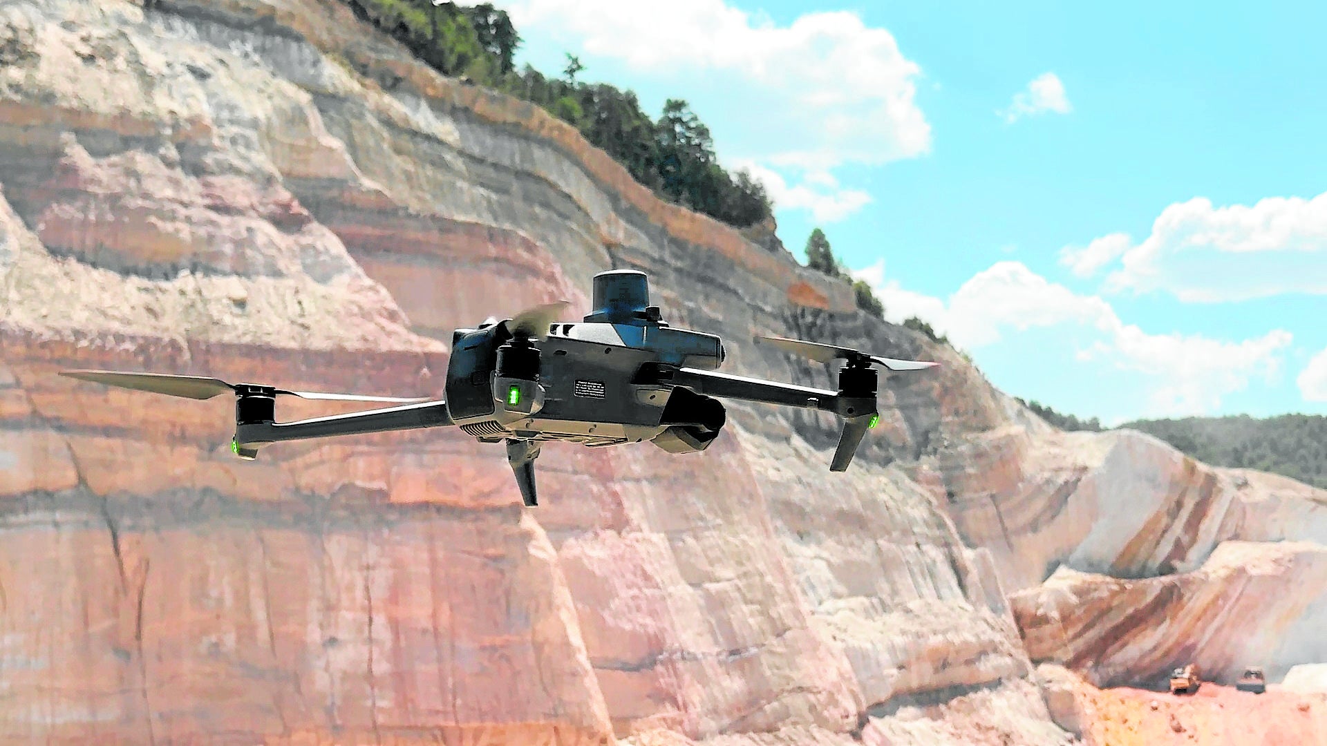 Un dron toma datos en una explotación para la elaboración de estudios topográficos