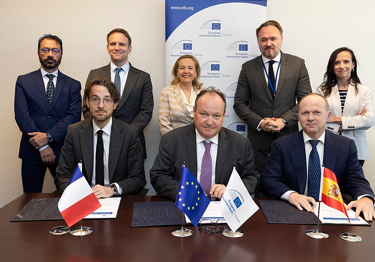 Nadia Calviño, Dan Jørgensen, Marc Ferracci, Miguel González Suela y Beatriz Corredor, entre otros, durante la firma del acuerdo con el BEI