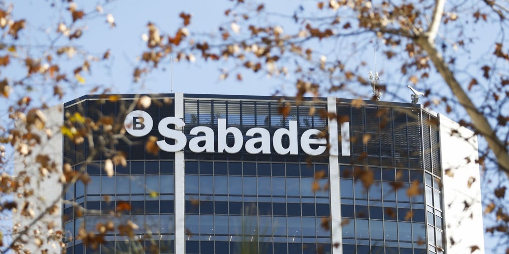 Banco Sabadell, İngiliz iştiraki BBVA'yı savunmak için 2.000 milyondan fazla satmayı araştırıyor