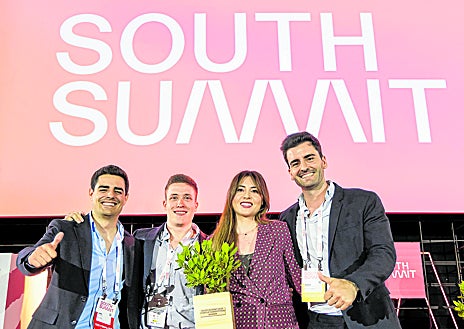 Imagen secundaria 1 - Arriba,  la restauración geomorfológica de la cantera de Somolinos (Guadalajara) acometida por STONE161. Sobre estas líneas, a la izquierda, el equipo de Lain Tech, la startup ganadora del South Summit que quiere revolucionar la minería. A su derecha, una de las soluciones de Torsa para mejorar la eficiencia y la seguridad de este sector. 