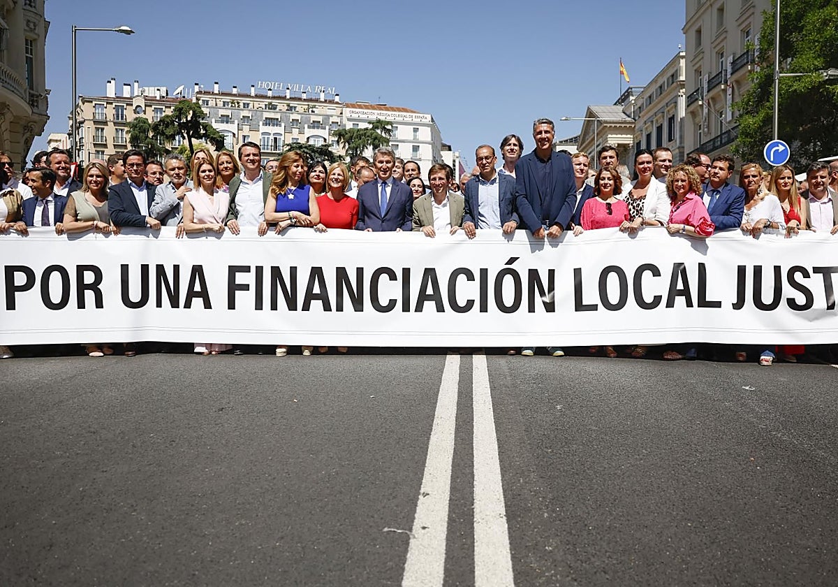 Alcaldes del PP, junto a Feijóo, en la manifestación de esta mañana frente al Congreso de los diputados