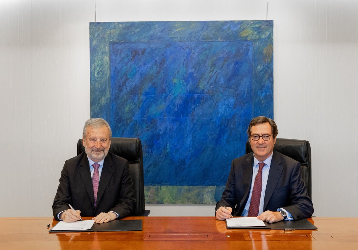 El presidente de CaixaBank, Tomás Muniesa, y el presidente de CEOE, Antonio Garamendi