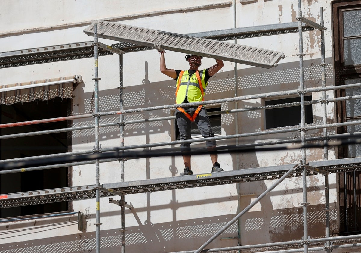 Un albañil trabaja en la construcción de un edificio