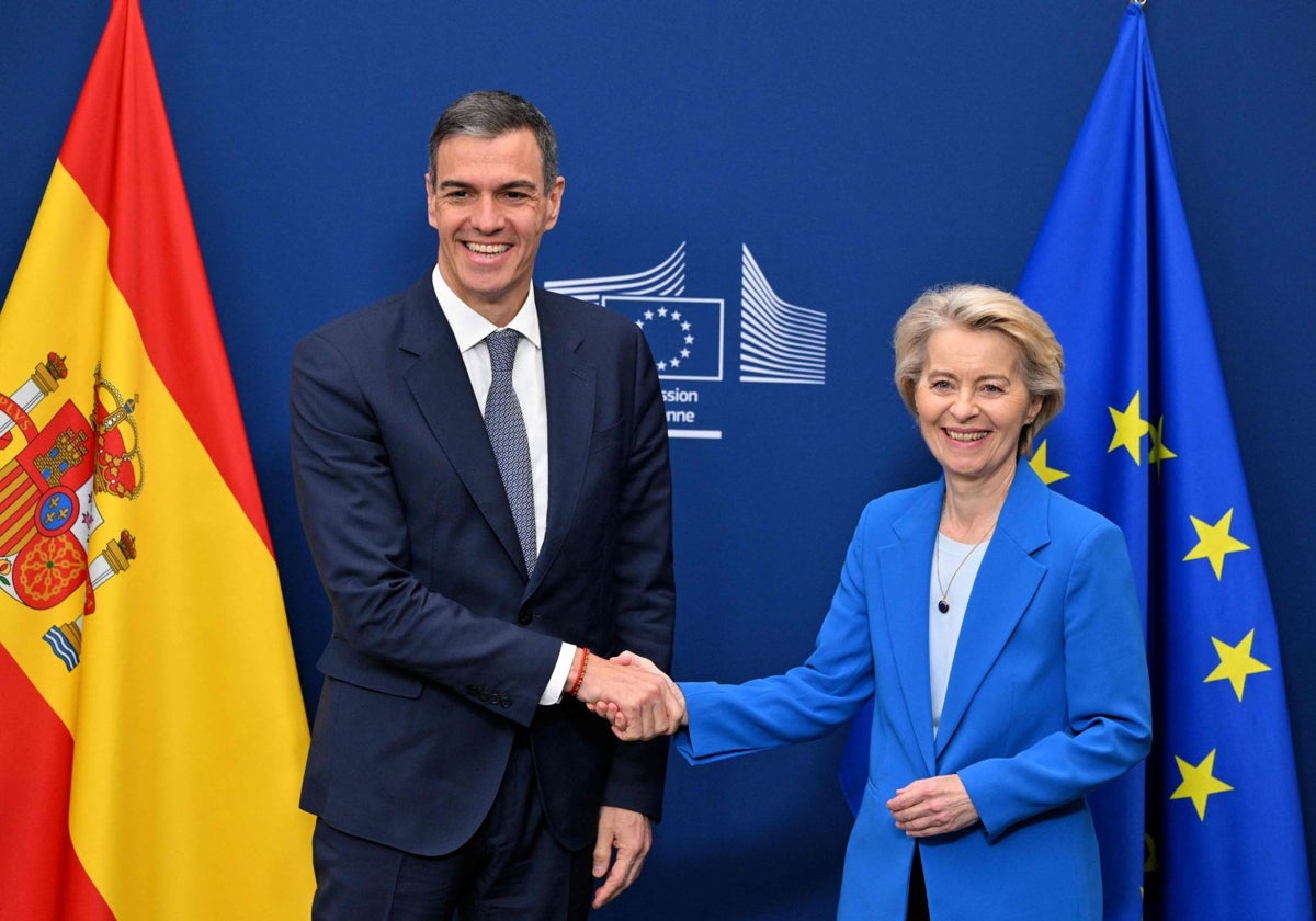 La presidenta de la Comisión Europea, Úrsula Von Der Leyen, y el presidente del Gobierno de España, Pedro Sánchez