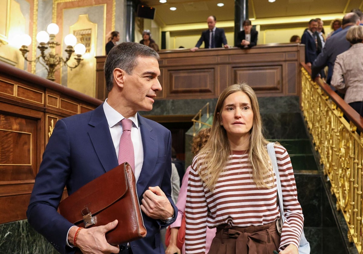 El presidente del Gobierno, Pedro Sánchez, y la vicepresidenta y ministra de Energía y Transición Ecológica, Sara Aagesen