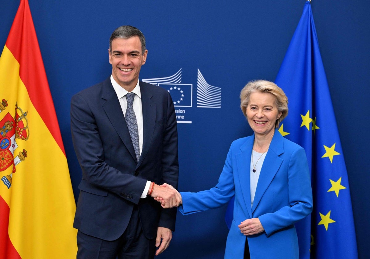El presidente español, Pedro Sánchez, y la presidenta de la Comisión Europea, Ursula von der Leyen