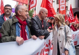 La ministra de Trabajo, Yolanda Díaz, con los líderes de UGT, Pepe Álvarez, y CC.OO., Unai Sordo.