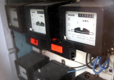 Competencia advierte a las eléctricas que no pueden subir la factura de la luz pese al aumento de costes