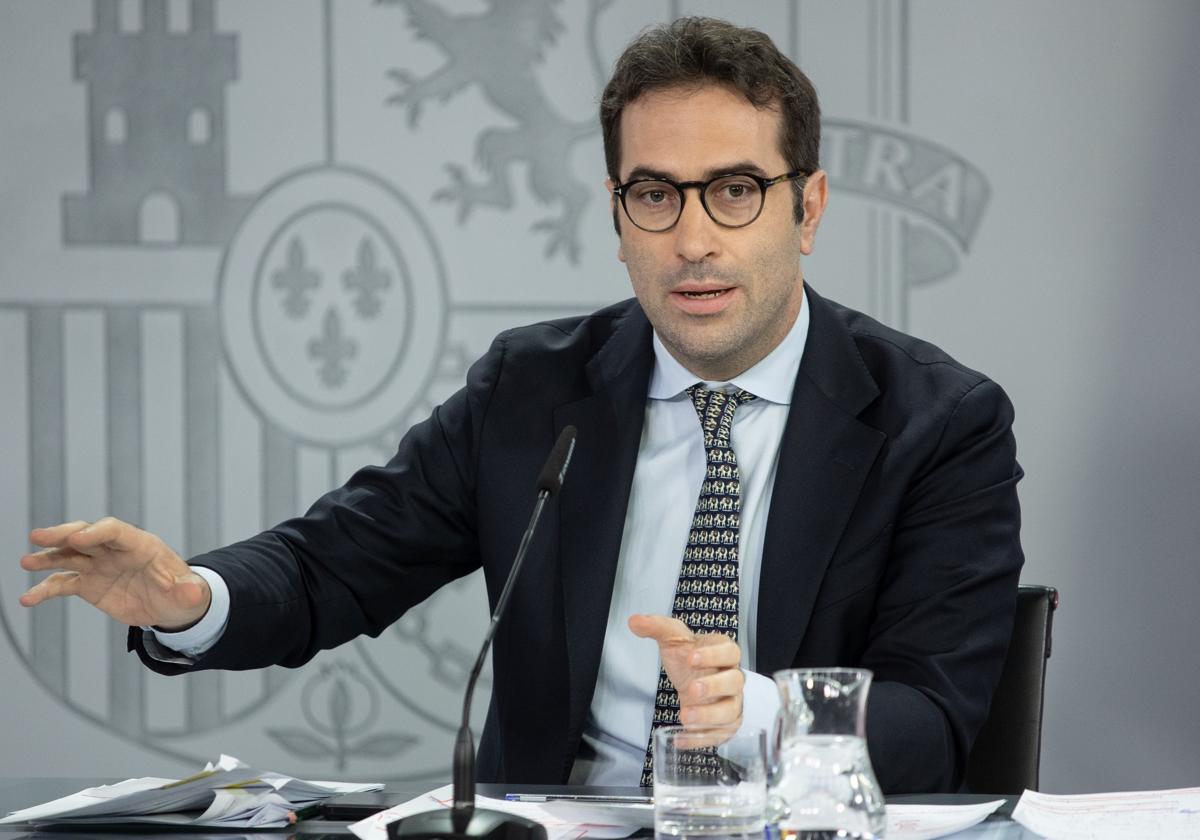 El ministro de Economía, Comercio y Empresa, Carlos Cuerpo, durante una rueda de prensa posterior a la reunión del Consejo de Ministros, en el Palacio de La Moncloa, a 24 de junio de 2025.