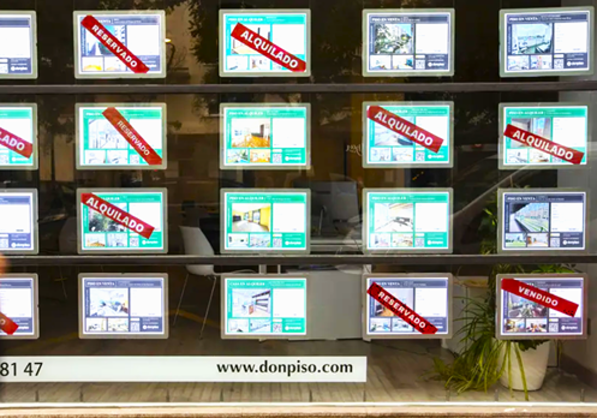 Cristalera de donpiso con anuncios de vivienda