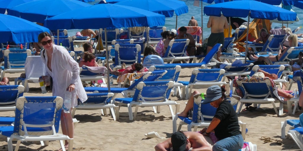 Los españoles viajan y gastan menos, pero pasan más noches fuera
