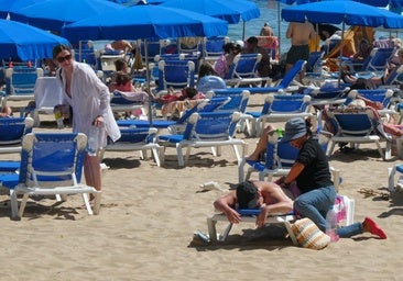 Los españoles viajan y gastan menos, pero pasan más noches fuera