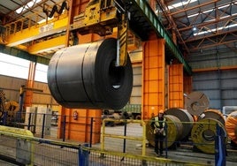 La compañía ArcelorMittal retira el ERE que afectaba a los centros de Navarra y Álava