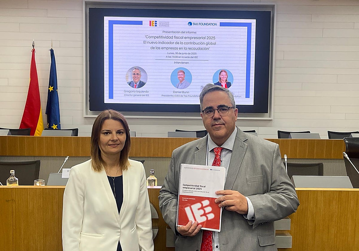 La autora del estudio de Tax Foundation, Cristina Enache, y el secretario general del IEE, Gregorio Izquierdo