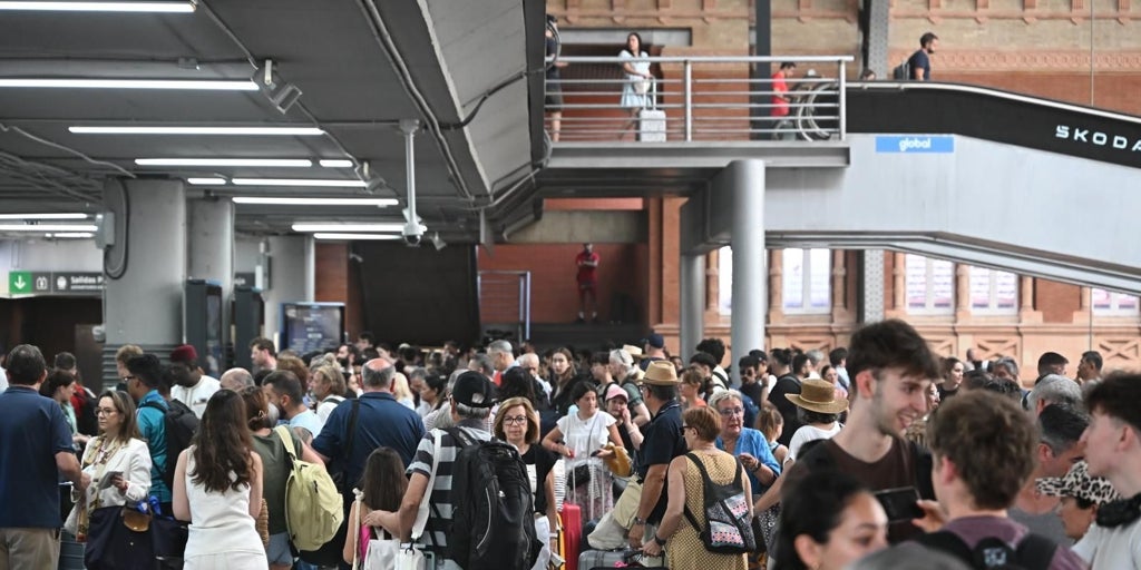 La línea AVE Madrid-Andalucía permanece paralizada: trenes afectados, motivos y cuánto tardarán los trenes en volver a circular