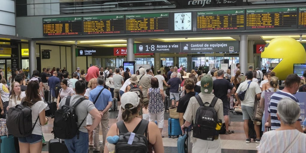 Cronología de un caos ferroviario: el AVE suma su enésima jornada negra y el ministro Puente se prepara para otro verano caliente