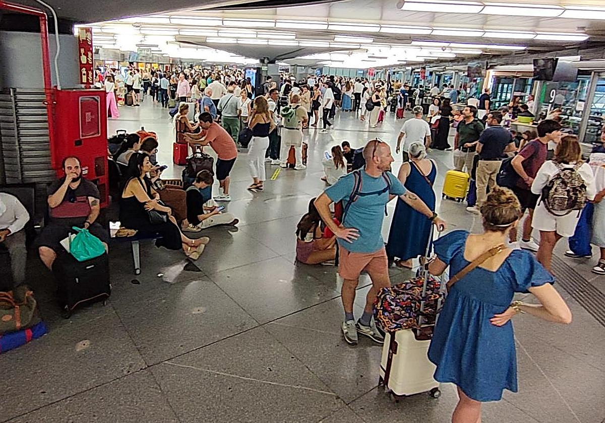 Cientos de personas esperan la salida de su tren en la estación de Atocha en Madrid este martes tras el anuncio de Adif de que los trenes con origen Madrid Puerta de Atocha-Almudena Grandes dirección sur no circularán