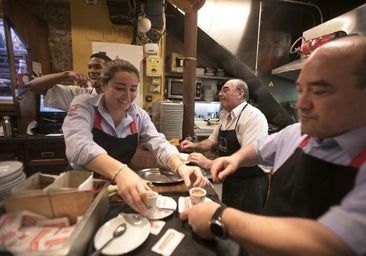 El empleo se aferra al turismo, la hostelería y el comercio para sumar 76.720 afiliados