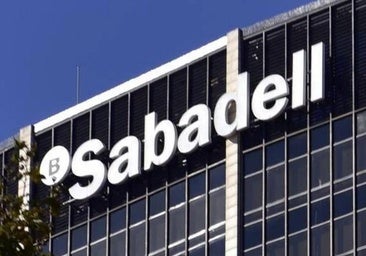 Sabadell se dispara más de un 3% tras acordar vender TSB a Santander
