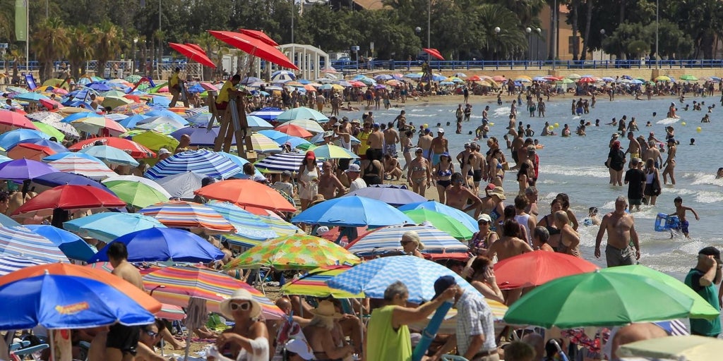 La llegada de turistas extranjeros empieza a tocar techo: el crecimiento de visitantes se hunde al 3% en verano en pleno temblor geopolítico