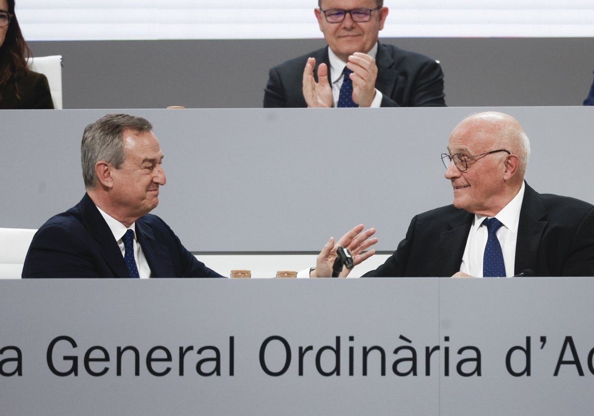 El presidente del Sabadell (d), Josep Oliu, y el consejero delegado, César González-Bueno, en la junta de accionistas del pasado marzo