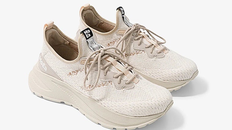 De la hoja de la planta de piña, Ananas Anam consigue hilos para calzado y textiles. En la imagen, unas zapatillas con este material de la marca francesa MoEa