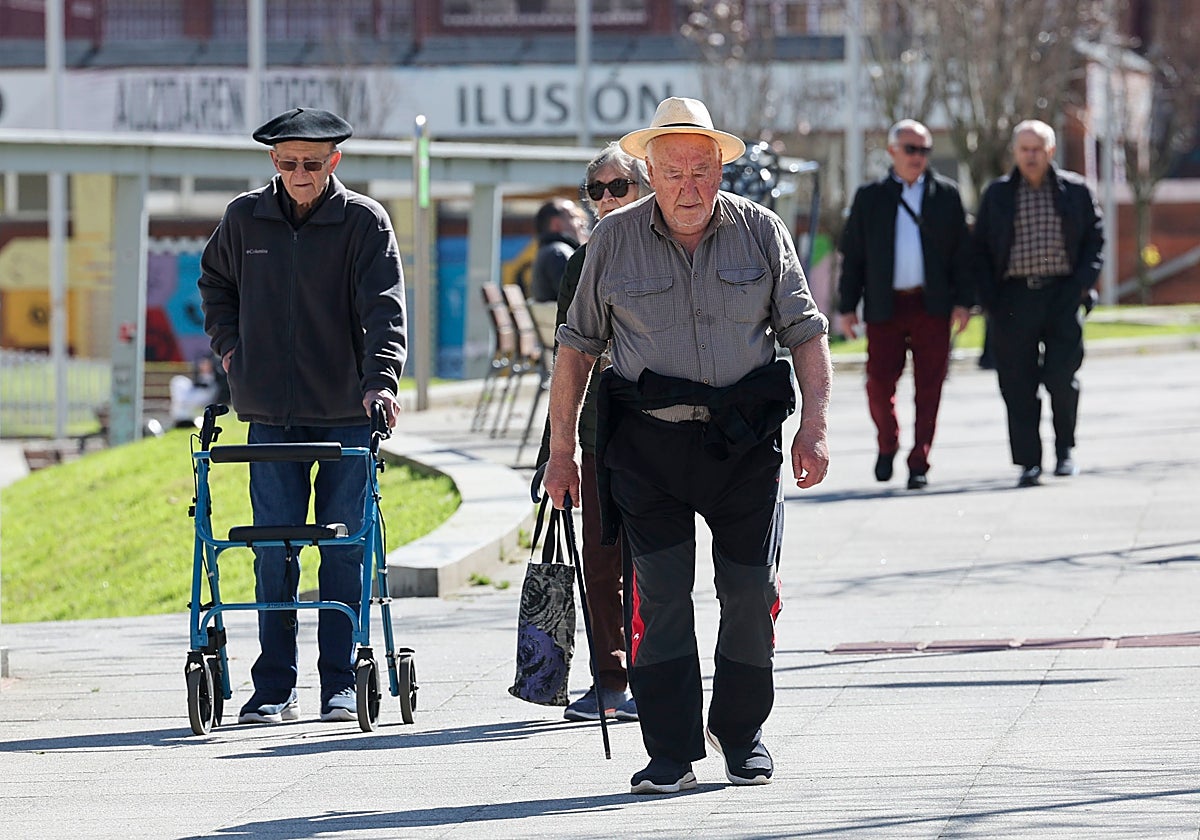 Pensionistas aprovechan el buen tiempo para pasear