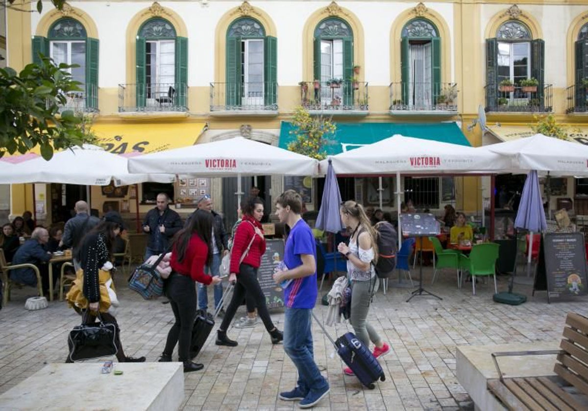 Turistas en la plaza de la Merced, en Málaga, la zona con mayor concentración de pisos vacacionales