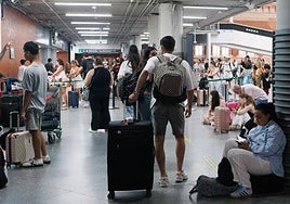 España encara los 100 millones de turistas con el tren en colapso y los aeropuertos al límite