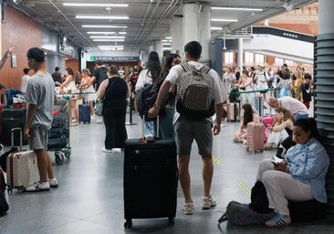 España encara los 100 millones de turistas con el tren en colapso y los aeropuertos al límite