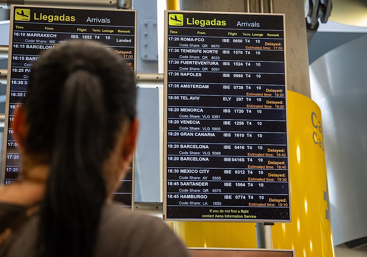 Una pantalla de llegadas en Barajas