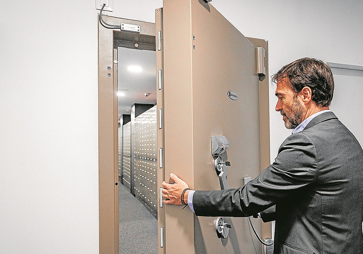 La puerta acorazada que da acceso al espacio donde están las cajas de seguridad pesa 1.600 kilos