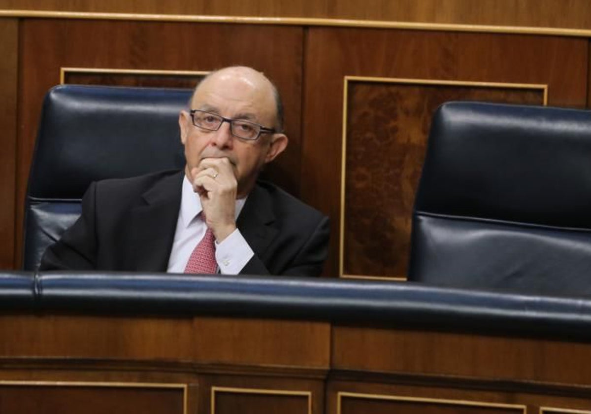 Hacienda destituye a dos altos cargos implicados en el caso de Montoro