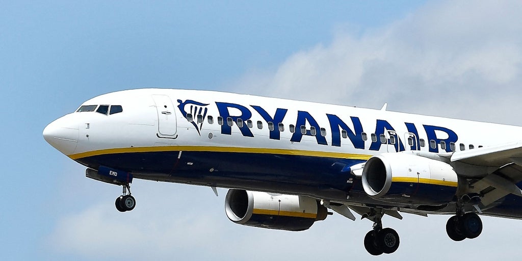 Ryanair, 820 milyon ile ilk çeyrekte faydaları iki katına çıkarıyor ve “güçlü” bir talep sağlıyor