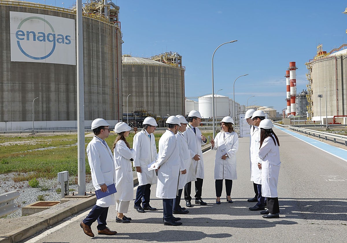 La vicepresidenta de la Comisión Europea, Teresa Ribera, visita la planta de Enagás del Puerto de Barcelona