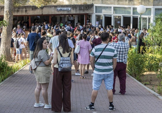 Cientos de opositores a las puertas del IES Universidad Laboral de Toledo