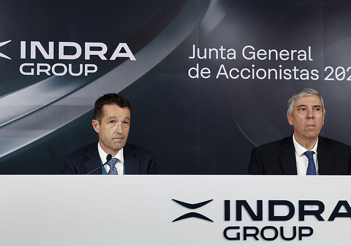 El presidente de Indra, Ángel Escribano, y su consejero delegado, José Vicente de los Mozos
